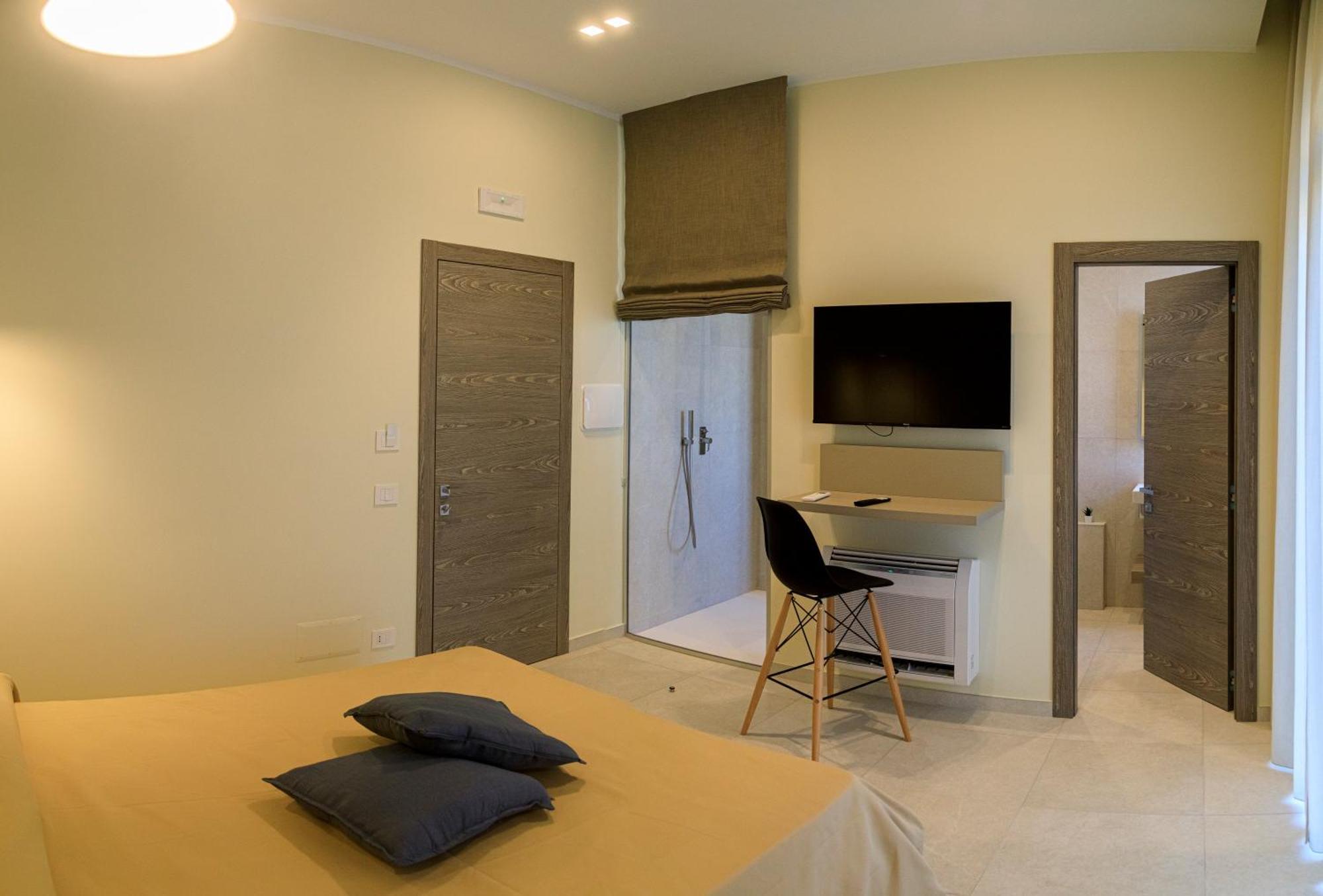 Domus Vivian Hotel Montecorvino Pugliano Екстериор снимка