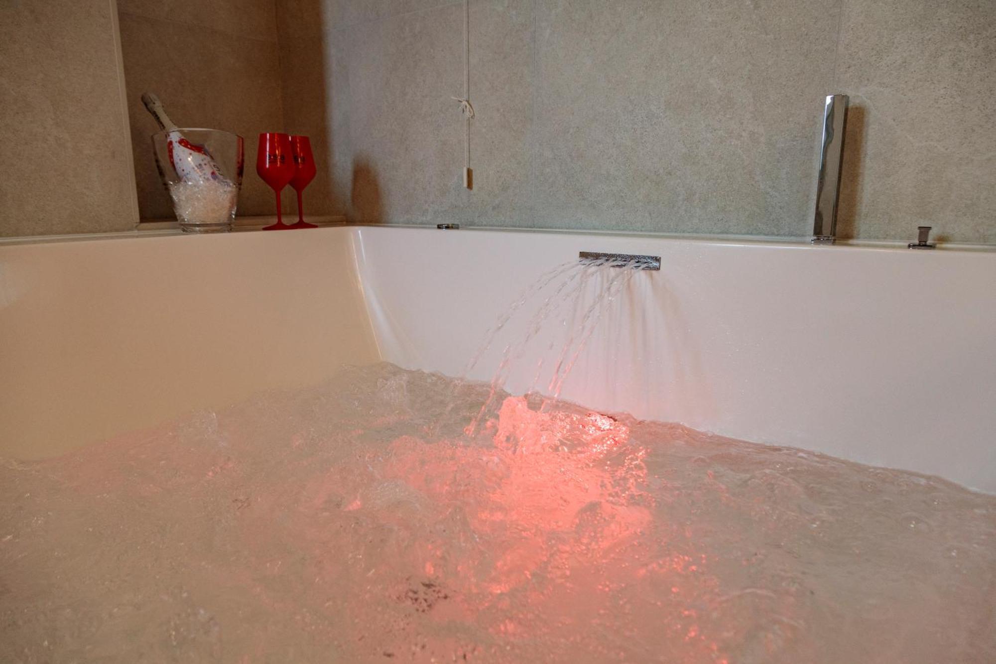 Domus Vivian Hotel Montecorvino Pugliano Екстериор снимка