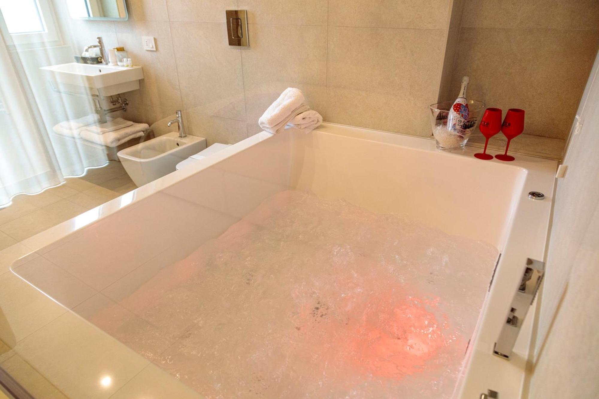 Domus Vivian Hotel Montecorvino Pugliano Екстериор снимка